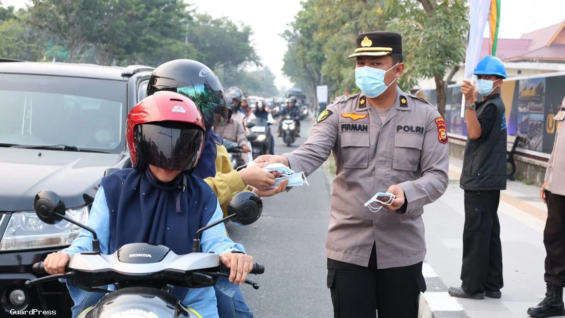 Antisipasi Dampak Kabut Asap Karhutla di Riau: Polda Riau dan Polresta Pekanbaru Bagikan Ribuan Masker Seraya Perketat Pemadaman serta Penegakan Hukum
