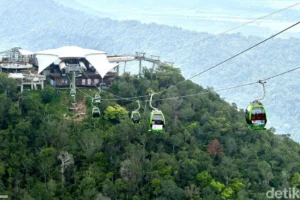 Menaklukkan Ketinggian di Langkawi SkyCab: Pengalaman Mendebarkan di Atas Gunung Purba Malaysia