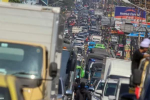 Ribuan Kendaraan Padati Jalur Wisata Puncak, Satlantas Polres Bogor Berlakukan Rekayasa Lalu Lintas di Libur Maulid Nabi
